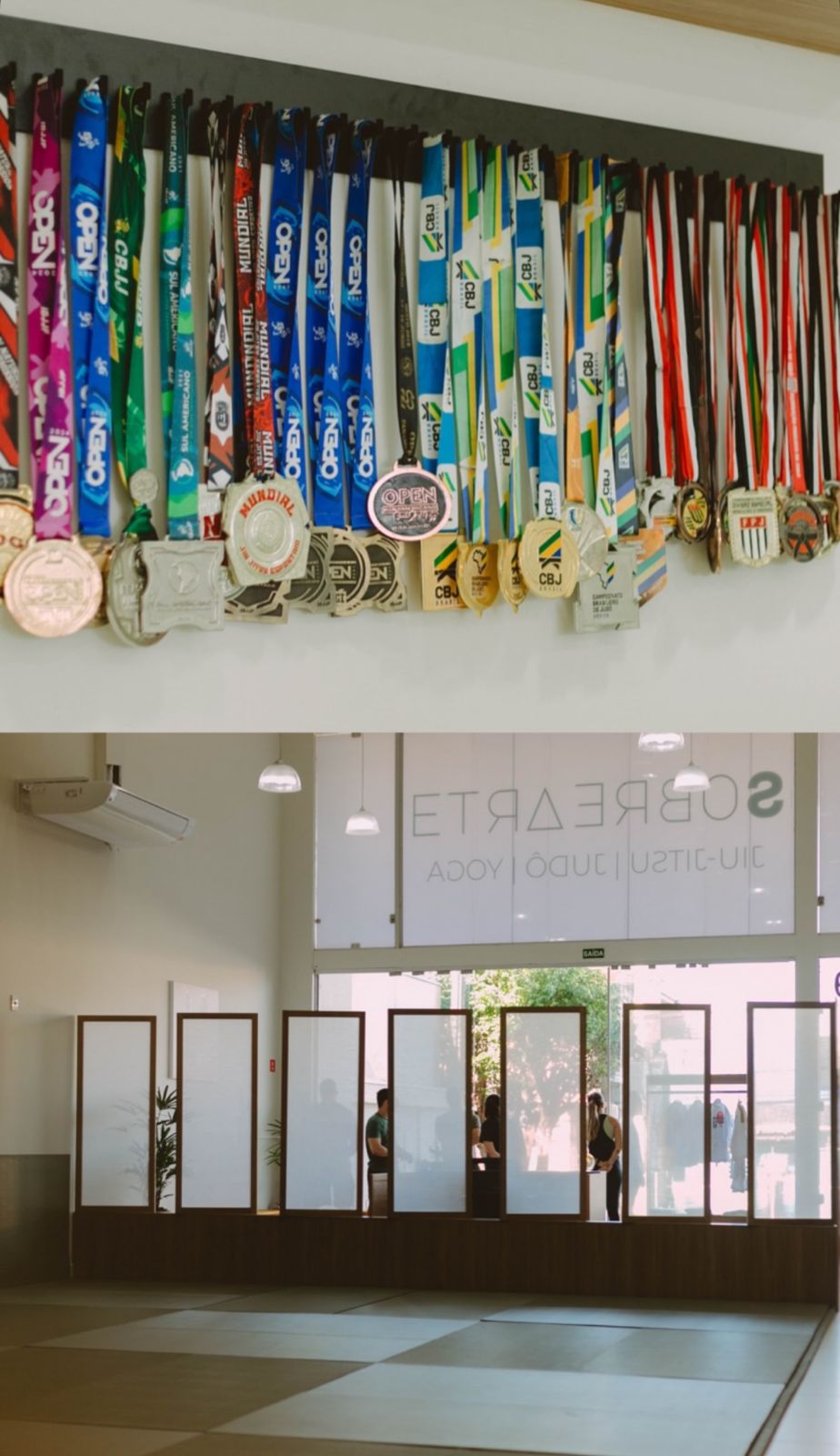 Parede de medalhas e entrada do dojo