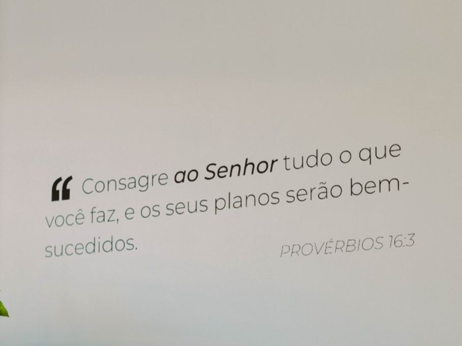 Espaço de convivência com versículo na parede