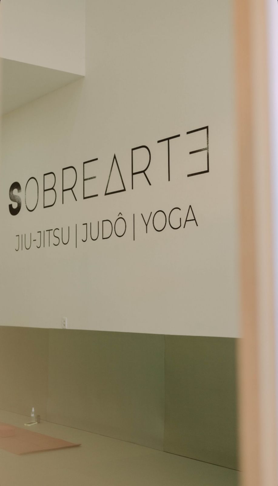 Sala de yoga com identidade SobreArte